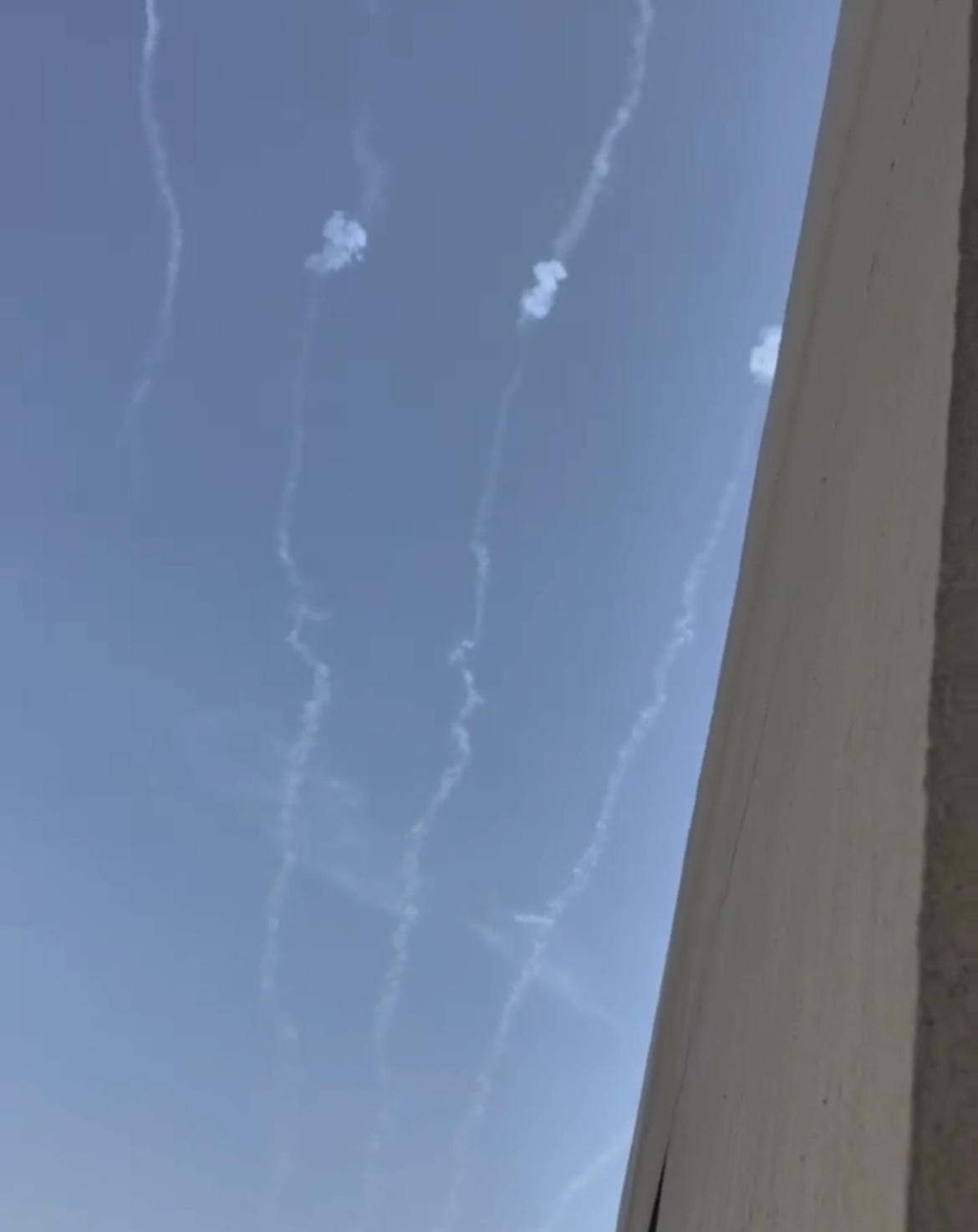 导弹残骸划过天空/Lisa供图