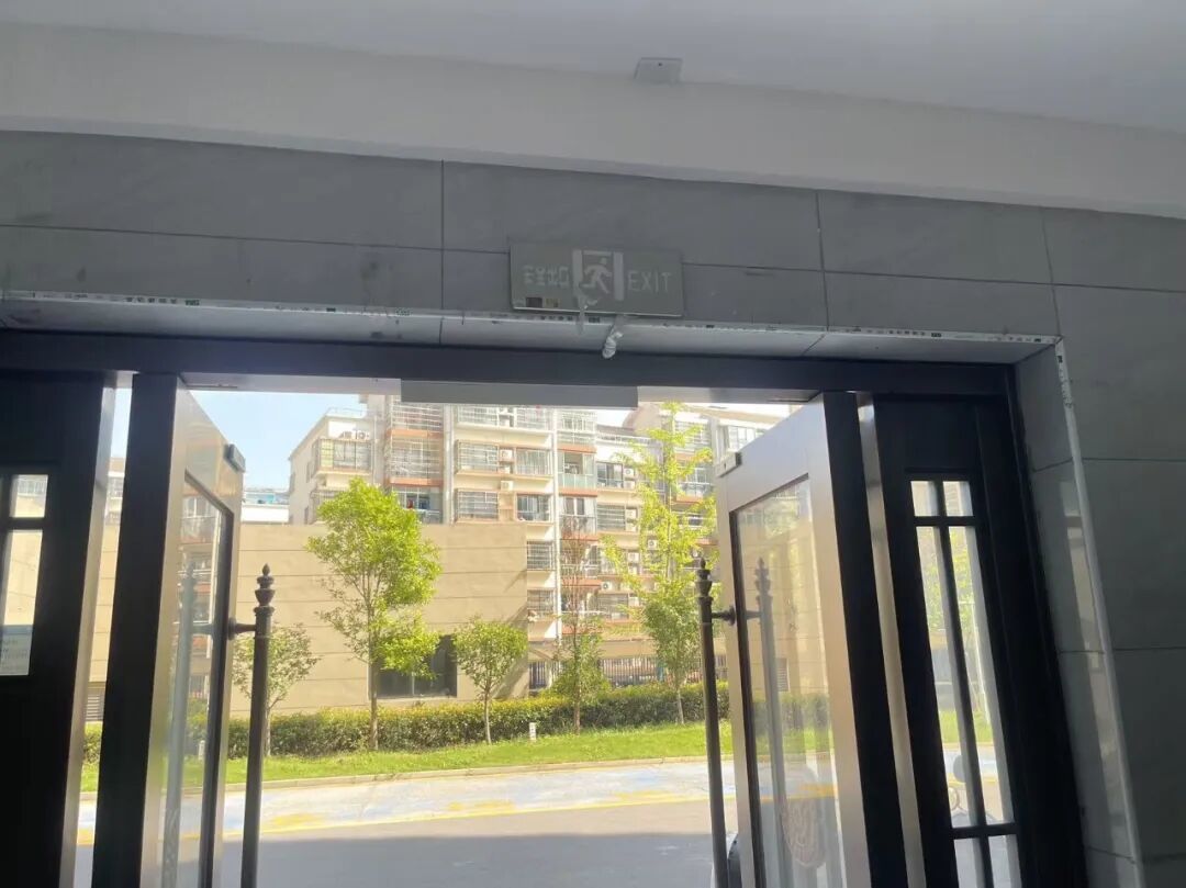 3.部分疏散指示标志损坏;.jpg