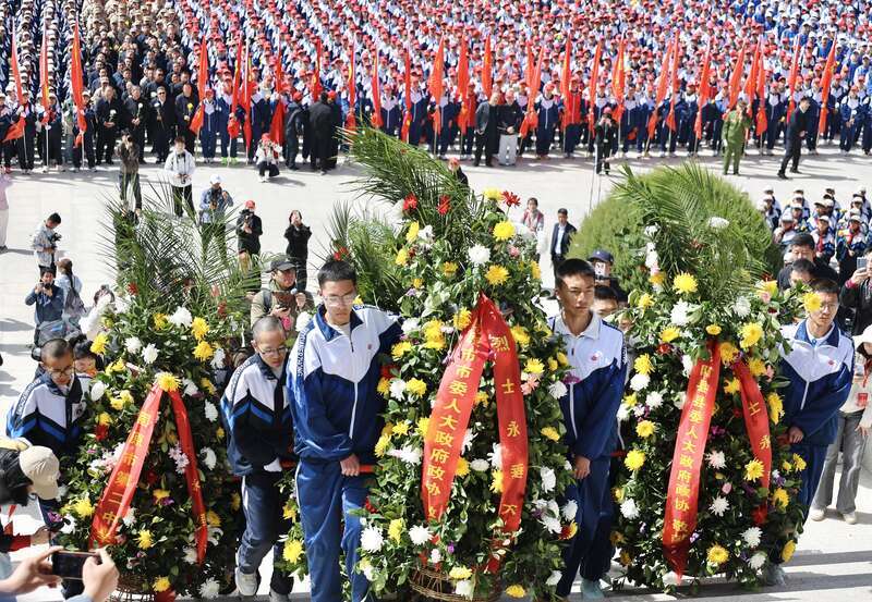 4月3日上午11时许,位于宁夏固原市彭阳县古城镇的任山河烈士陵园内,学生代表为烈士纪念碑敬献花篮。中青报·中青网记者 焦敏龙/摄