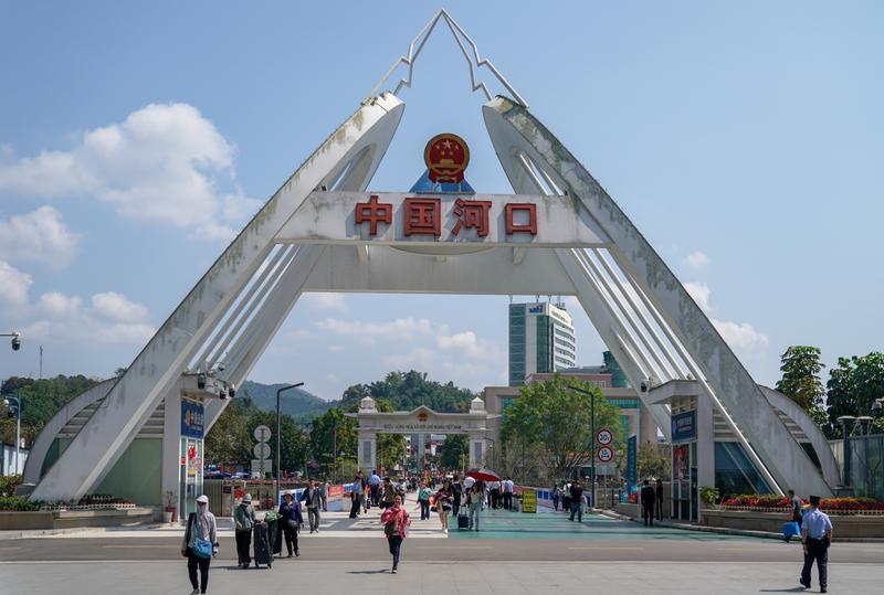 游客从越南进入河口港口办理边检手续。新华社贵寓