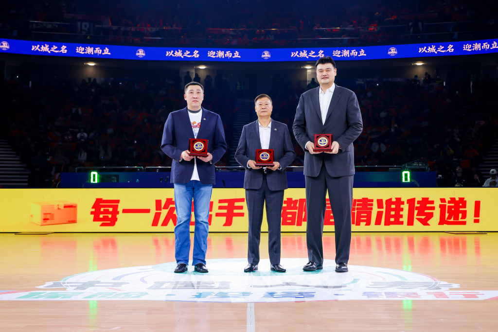 章文琪、李秋平、姚明。