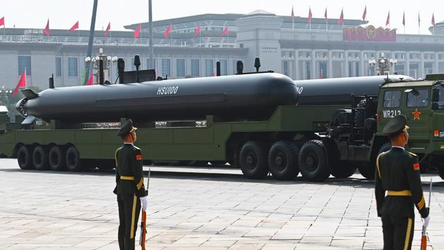 （九三阅兵式上亮相的无人潜航器，对美国舆论冲击很大）