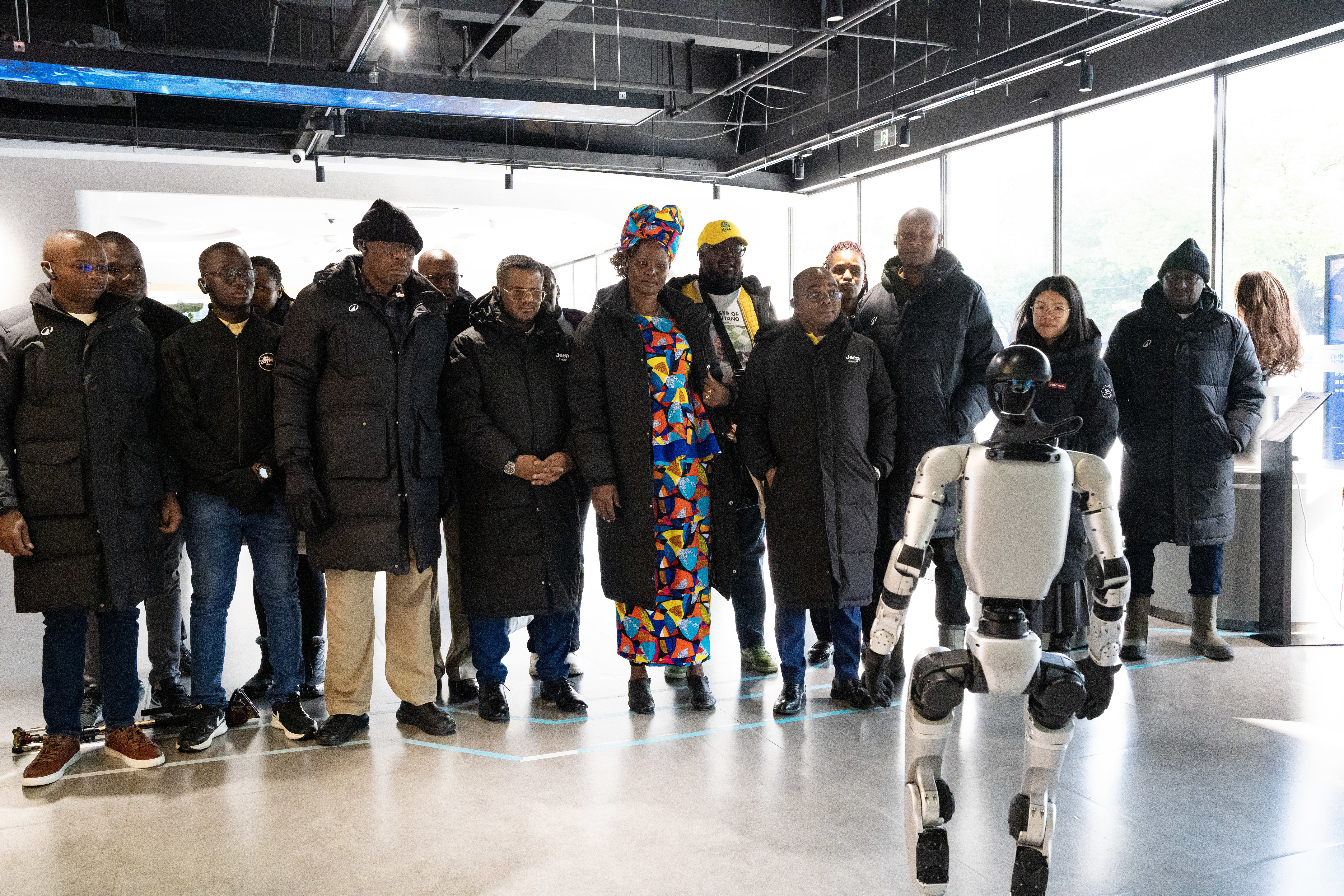 2026年2月2日，肯尼亚联合民主同盟干部考察团来到位于杭州市的文三数字生活街区，了解“杭州六小龙”等公司的科技产品，感受杭州的科技发展情况。 吴君毅 摄