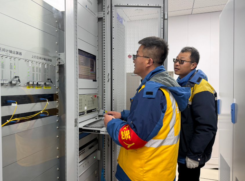 图为拉萨基础设施段安多信号工区工作人员正在查看信号设备运行参数。记者 万靖 摄