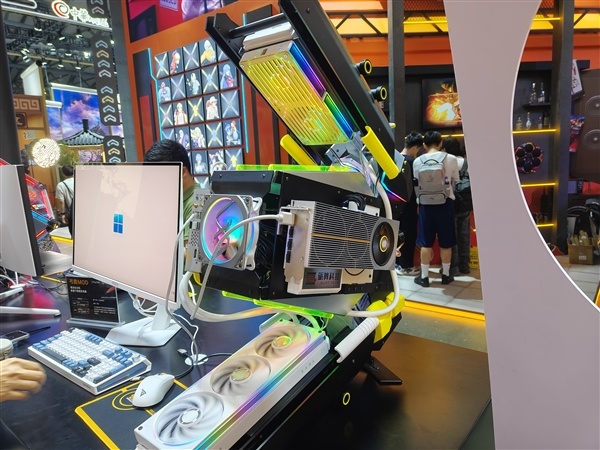 国产自研GPU从0到1破晓时刻!砺算首秀ChinaJoy:LX 7G100现场开跑黑神话