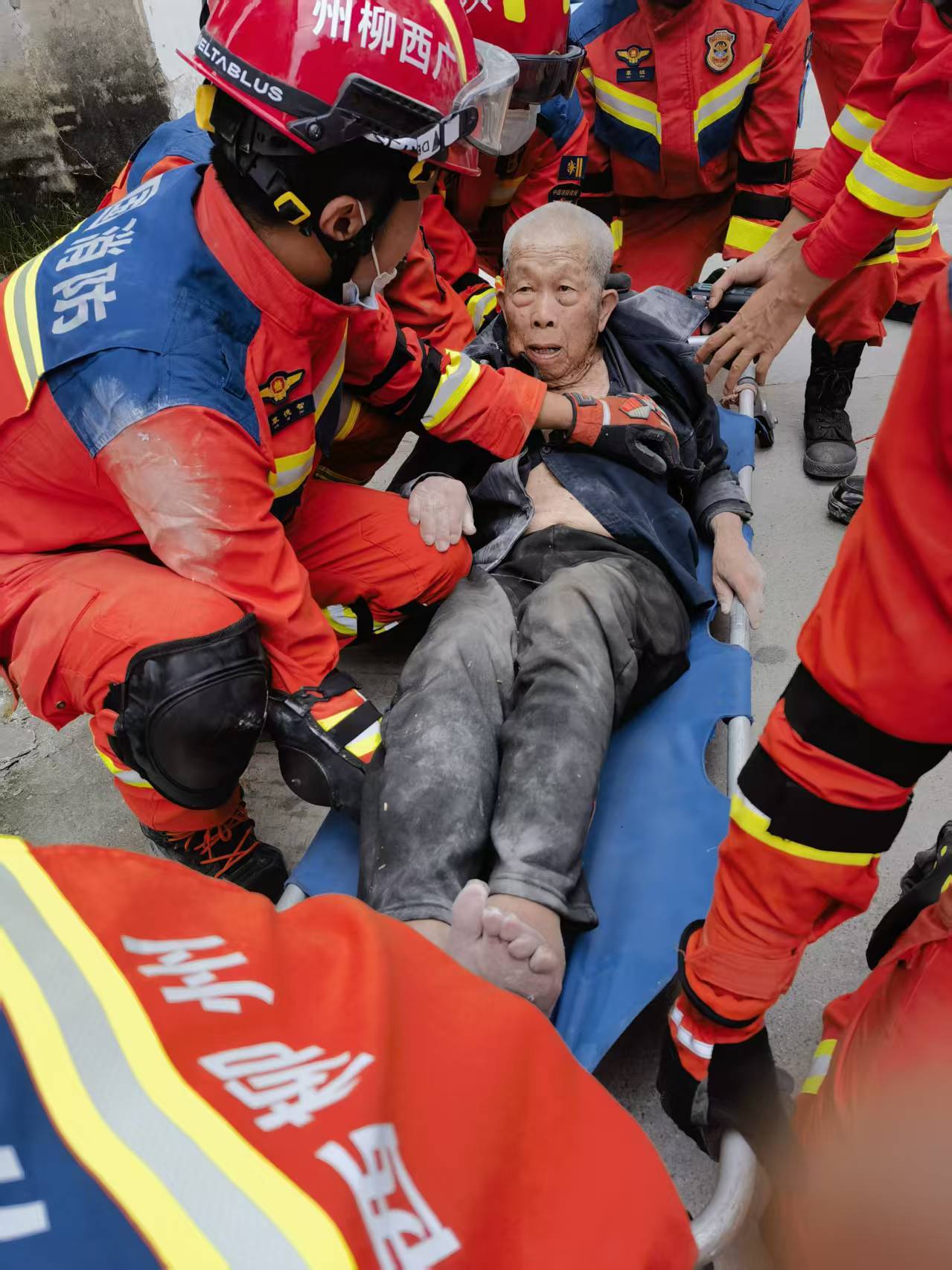 5月18日,救援人员在太阳村镇上等村受灾现场搜救出91岁老人。(柳州消防供图)