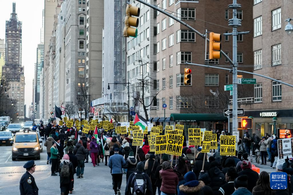 3月2日,人们在美国纽约参加集会,抗议美国对伊朗发动军事打击。新华社发(章正浩摄)