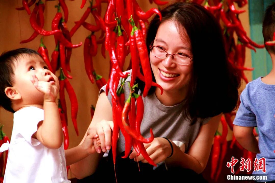 图为鸡泽县群众在家中挂辣椒。 中共鸡泽县委宣传部供图