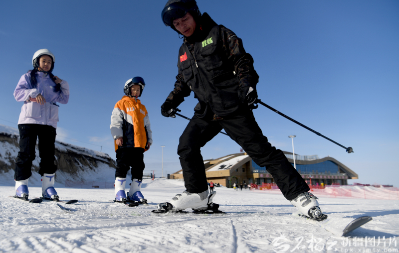 2月3日，乌兰&middot;别厄扎特给学员传授滑雪技巧。