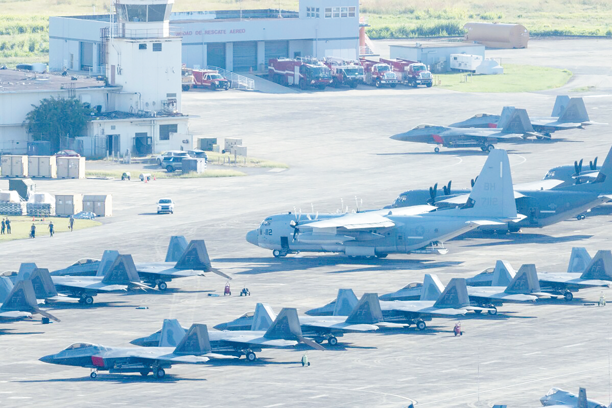 多型美国军机停在波多黎各一处军事基地停机坪的资料照片