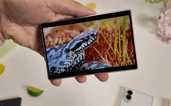安卓首款阔折叠 三星Galaxy Z Fold8系列上手体验