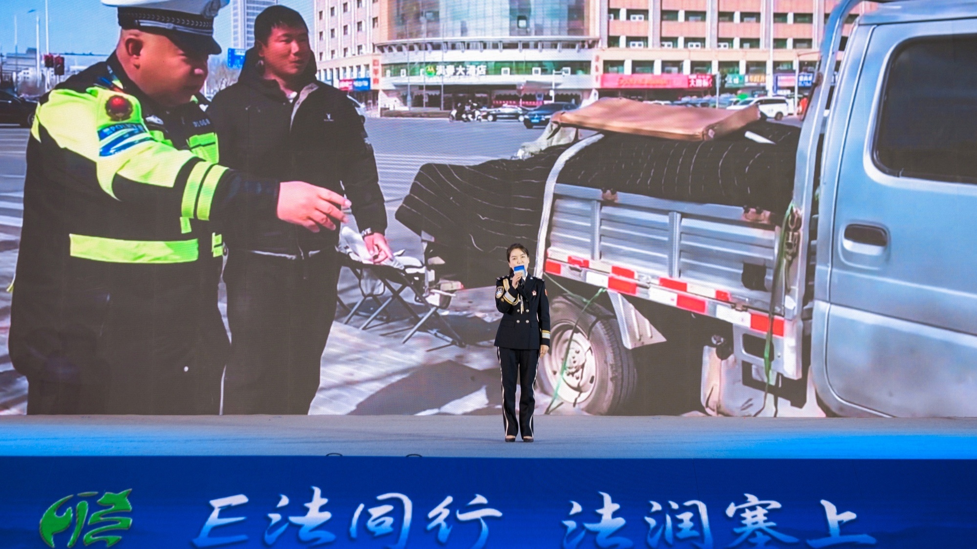 民警陶永艳讲述银川交警杨鸿胜的故事(见习记者王煊赫摄 央广网发)