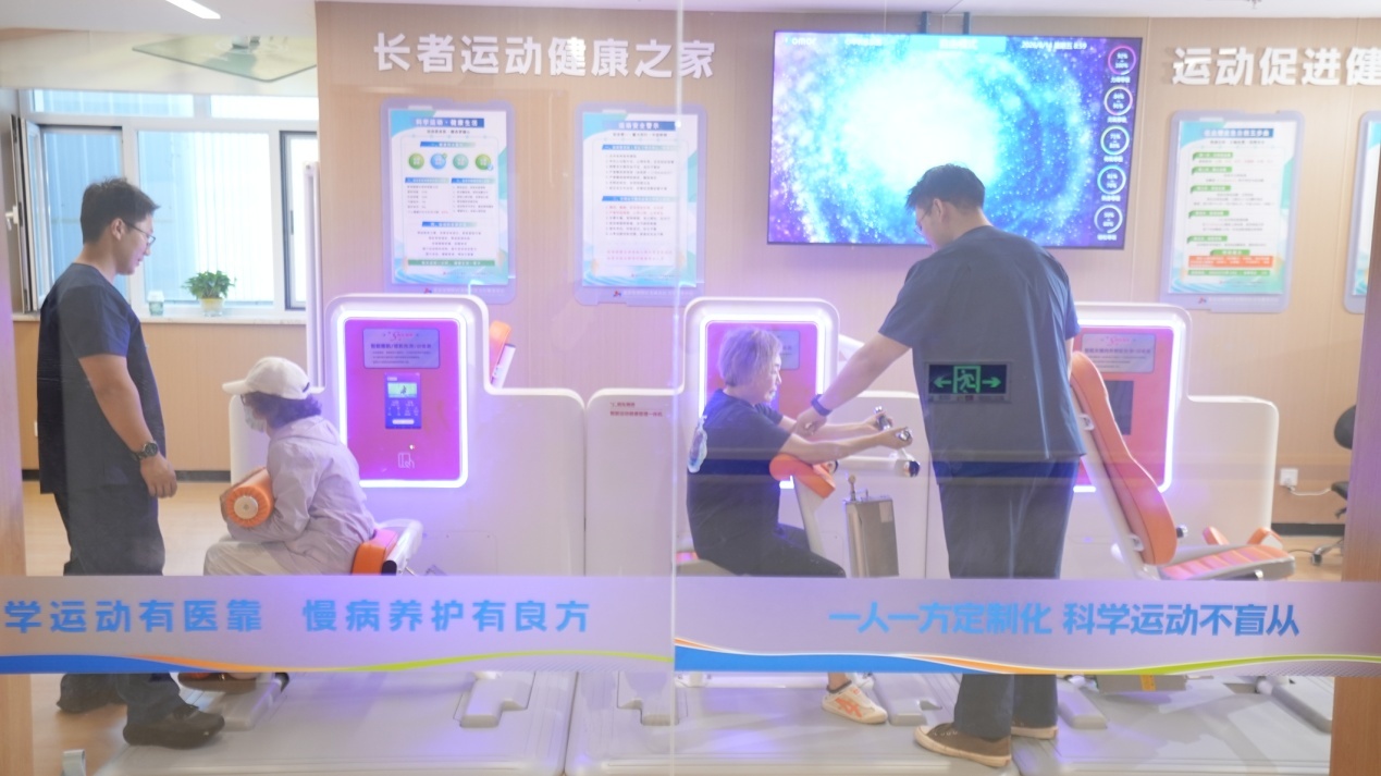 北京市朝阳区东风社区卫生服务中心运动促进健康中心里,居民在运动康复治疗师的指导下进行运动训练。东风社区卫生服务中心供图
