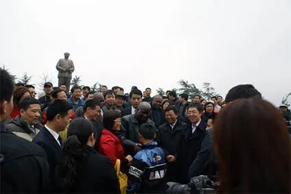在毛泽东铜像广场前,卡翁达和游客们亲切握手。