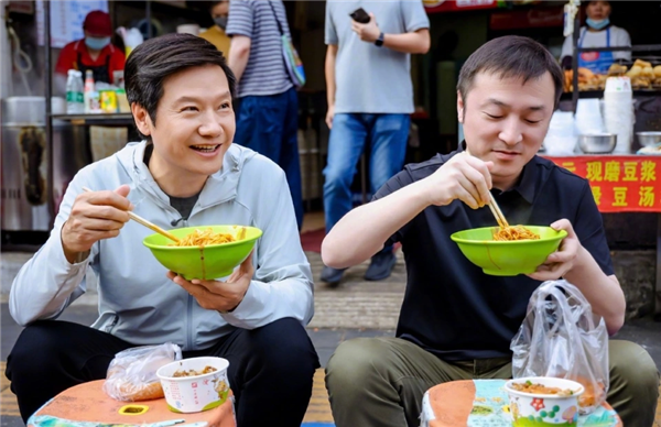 雷军苦中作乐试吃各地好意思食 网友：转业作念吃播吧