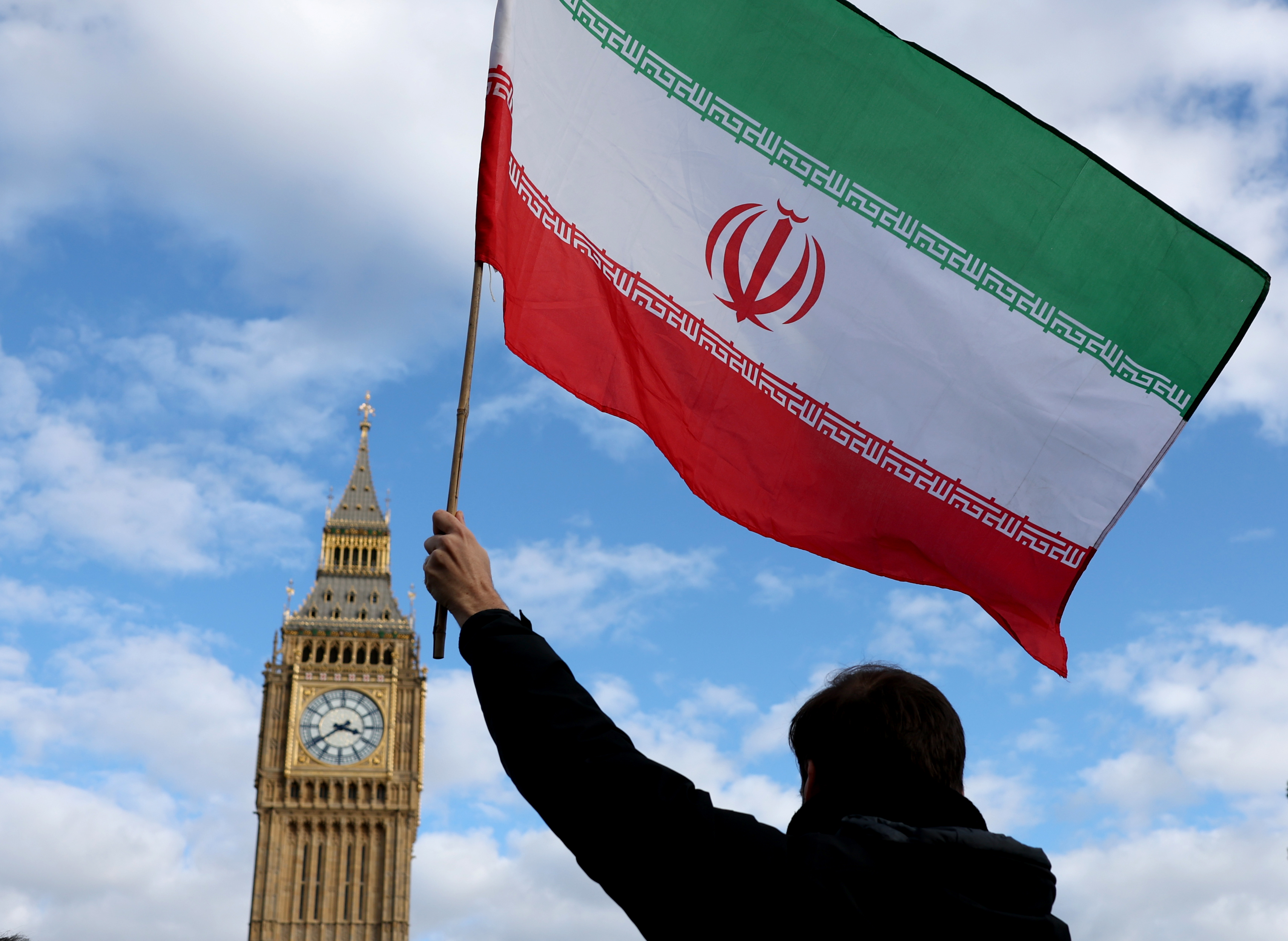 2月28日,民众在英国伦敦议会广场举行示威,抗议美国和以色列军事打击伊朗。新华社记者 李颖 摄