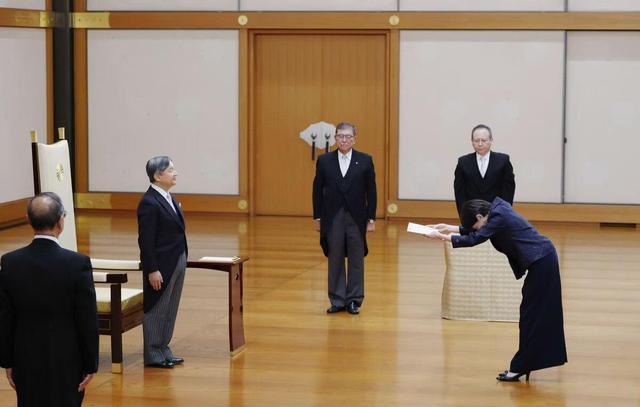 高市这首相当得是前无古人,现在从天皇到共产党都要她下台