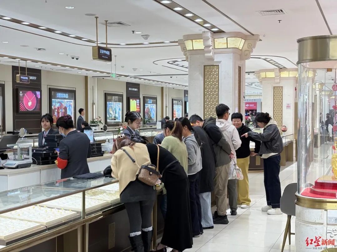 ▲商场一层黄金饰品区域,购买戒指等小克重金饰品的顾客很多