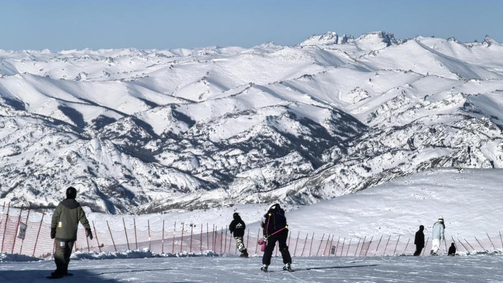 12月23日,游客在可可托海国际滑雪度假区滑雪。新华社记者 王立明 摄