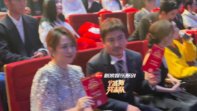 沈腾、马丽微博电影之夜内场坐一块儿了，两人聊得挺开心