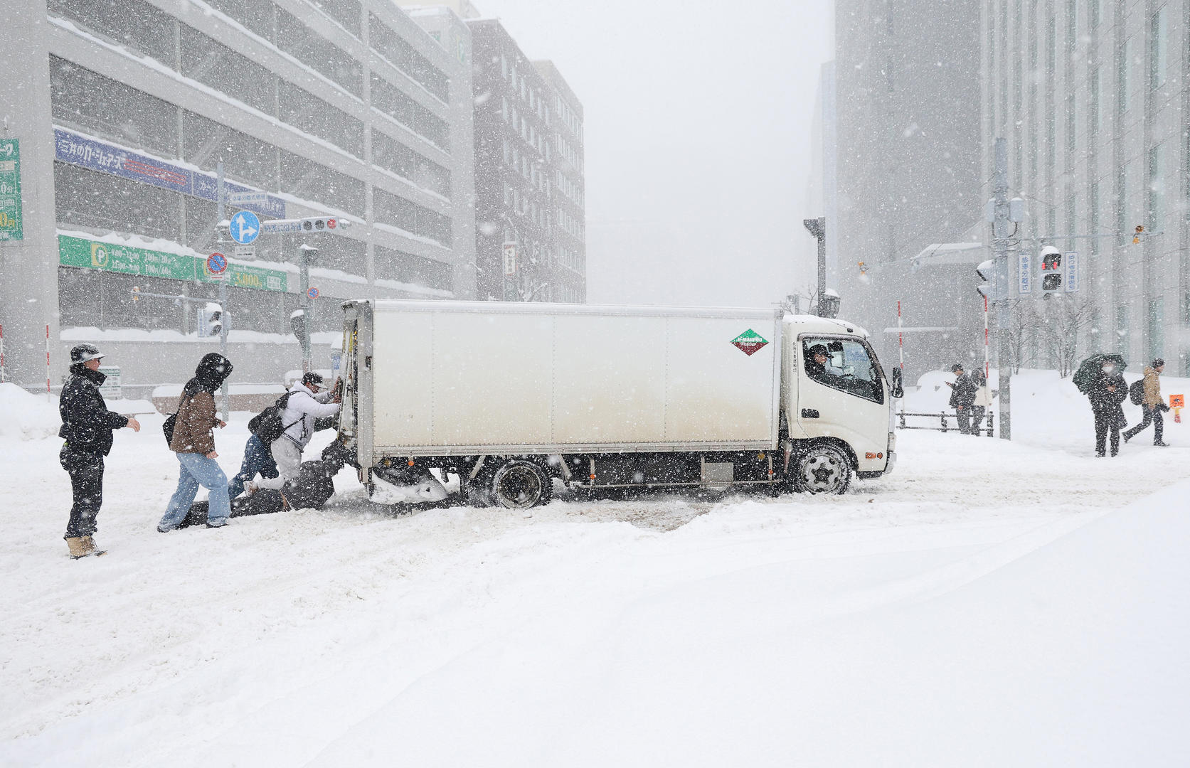 ▲当地时间2026年1月25日,日本北海道札幌市,受大雪影响,车辆被困 图据视觉中国