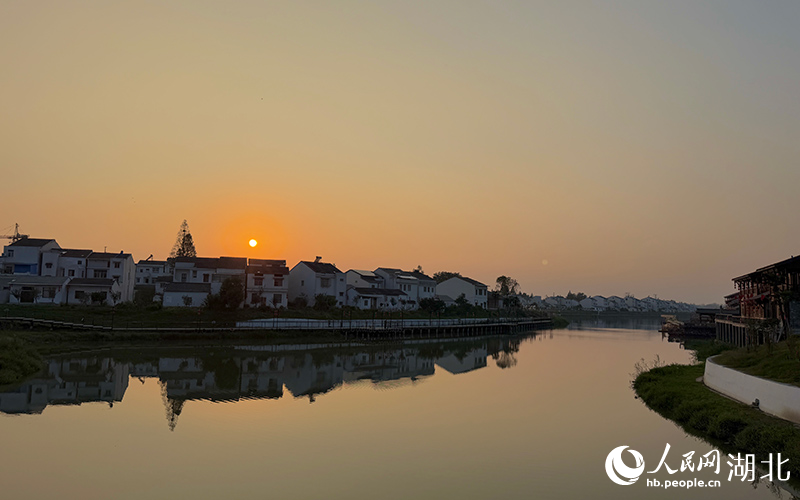 夕阳下的袁市村。人民网记者 张隽摄