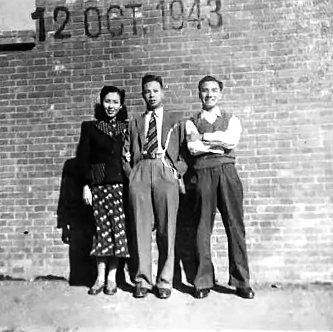 1943年，冯修蕙从新四军六师苏常抗日根据地撤回上海，在上海与万景光的留影。这是在抗战期间他们夫妇唯一留存下来的照片。左一为冯修蕙， 左二为万景光