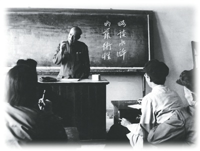 文学家杨振声教授在讲课。