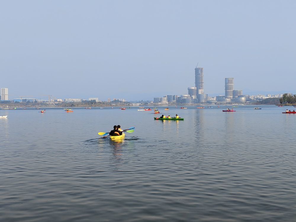 游客在成都兴隆湖划皮划艇。新华社记者 董小红 摄