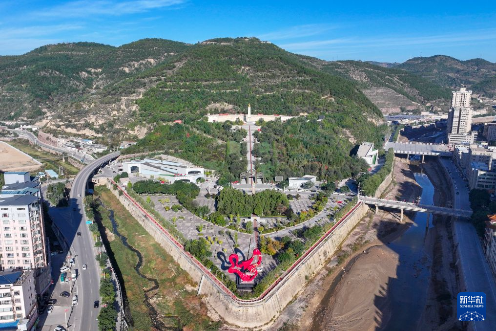 这是陕西省延安市吴起县的胜利山（10月2日摄，无人机照片）。新华社记者 邹竞一 摄