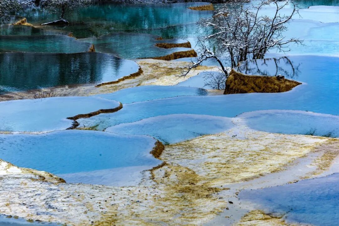 摄图网_701793801_四川黄龙风景区雪后钙华彩_(企业商用).jpg
