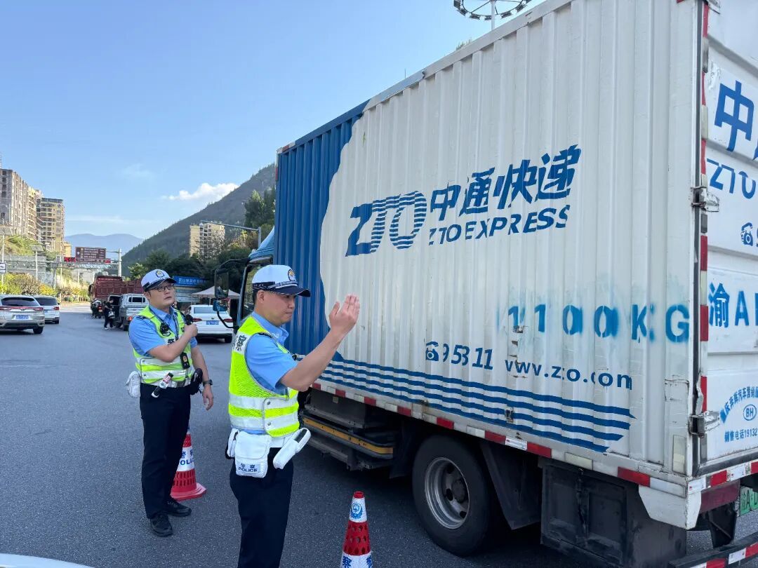 执勤民警在巫山收费站引导过往车辆有序通行.jpg