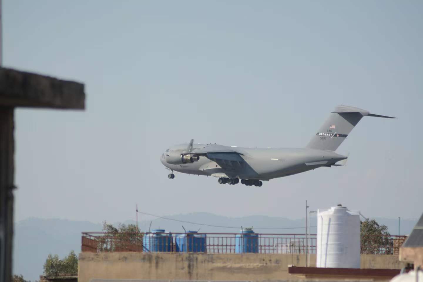 4月19日，一架美国军用飞机飞临巴基斯坦努尔汗空军基地附近。巴基斯坦首都伊斯兰堡警方19日发布声明说，因外国代表团抵达伊斯兰堡，伊斯兰堡部分区域实施临时交通管制。新华社发