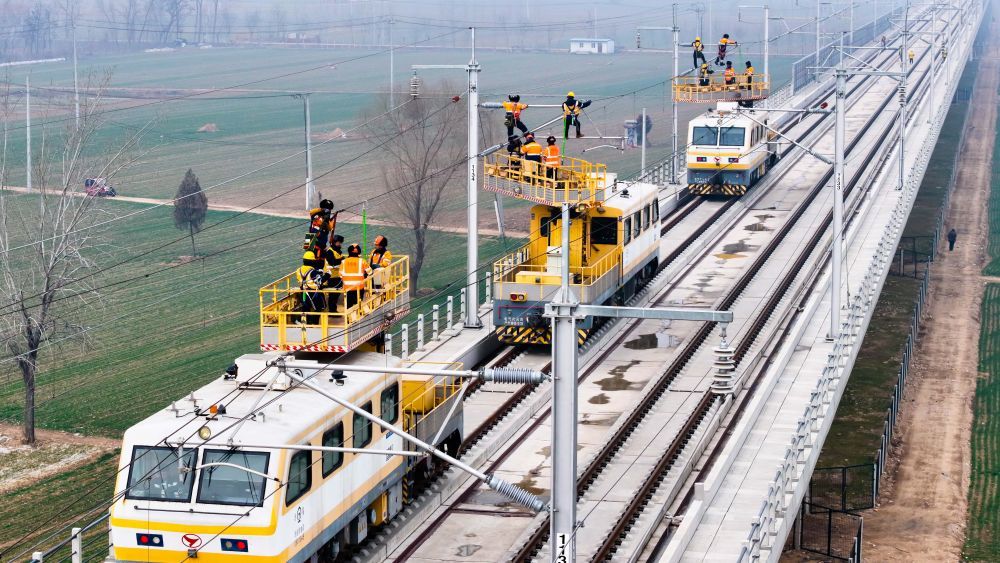 在雄商高铁山东菏泽段，中国铁路济南局集团有限公司济南供电段的工作人员对接触网设备进行检查验收（2026年2月1日摄，无人机照片）。新华社记者 郭绪雷 摄