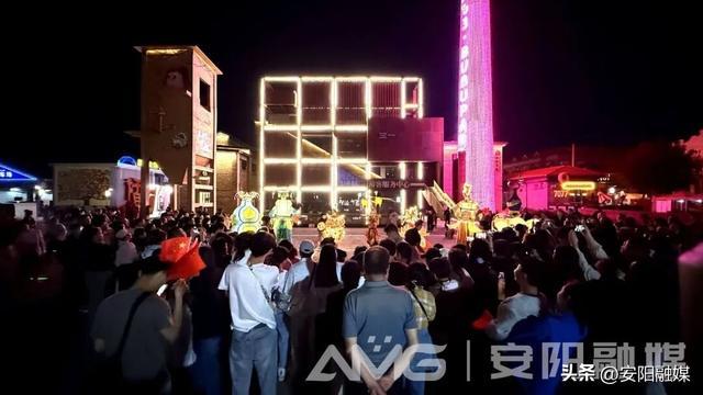 游客在殷墟考古文旅小镇欣赏节目表演