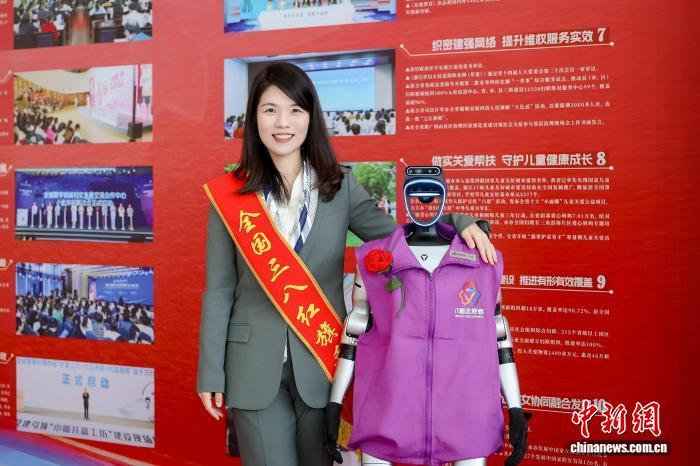 余纪萱在2026年浙江省纪念“三八”国际妇女节表彰大会现场。受访者供图