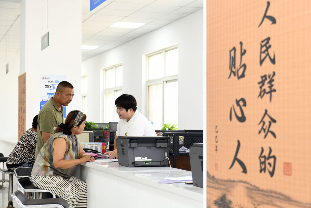 2026年7月5日,在山东省德州市夏津县香赵庄镇党建综合阵地,工作人员为群众办理低保业务。新华社记者 郭绪雷 摄