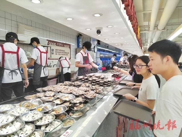 朱富贵大洋店，海鲜食材琳琅满目。