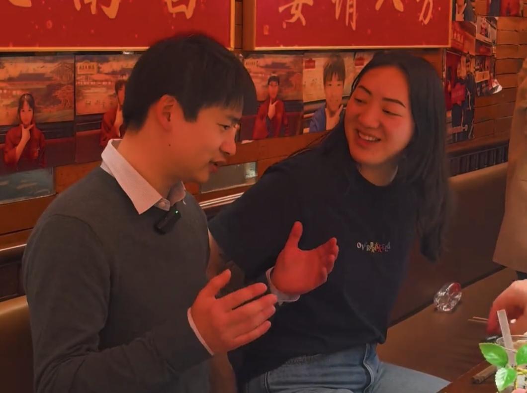 ▲志愿者高洋陪同洪杨丽认亲