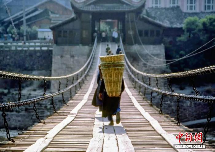1985年，魏华德在第一次重走长征路时拍摄的泸定桥。 受访者供图