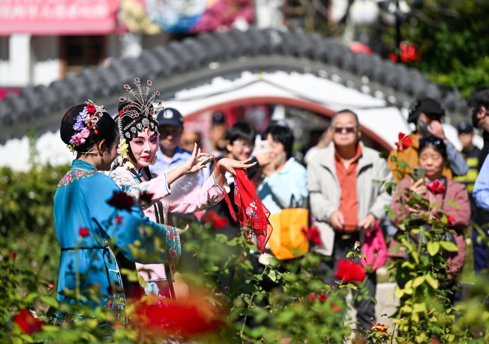10月6日,演员在天津人民公园为游客表演评剧《花为媒》。
