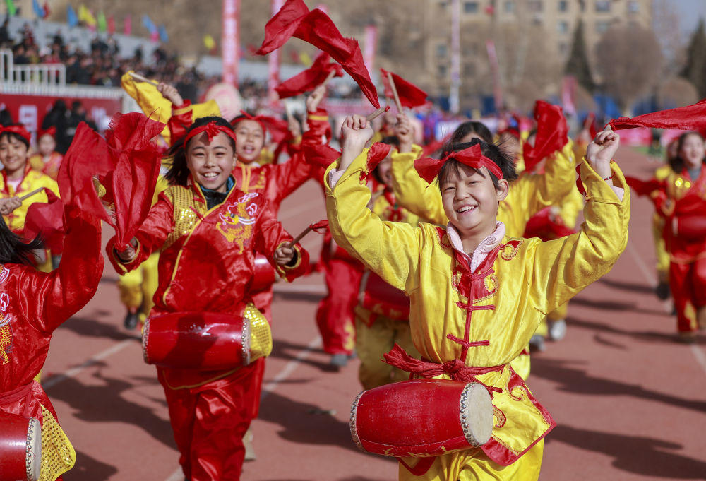 2月19日，在新疆洛浦县2026年“石榴籽&middot;昆冈杯”新春足球友谊赛开幕式上，当地群众表演腰鼓。新华社发（买买提艾力&middot;艾尼瓦尔 摄）