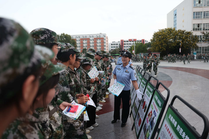 2025年9月15日，王妙丽在漯河职业技术学院教学生们分辨毒品。新华社发