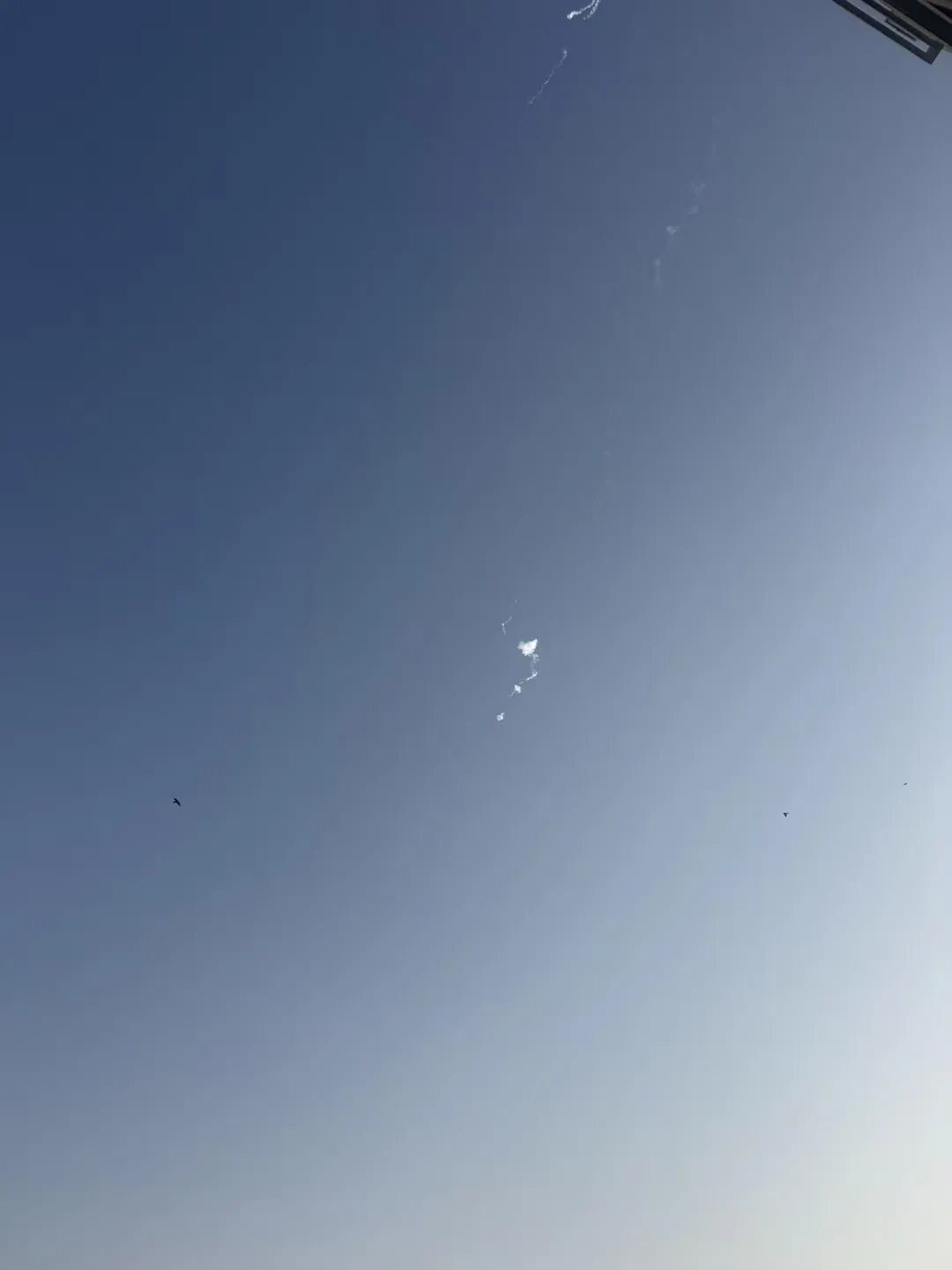 陈婧拍到导弹被拦截。受访者供图。