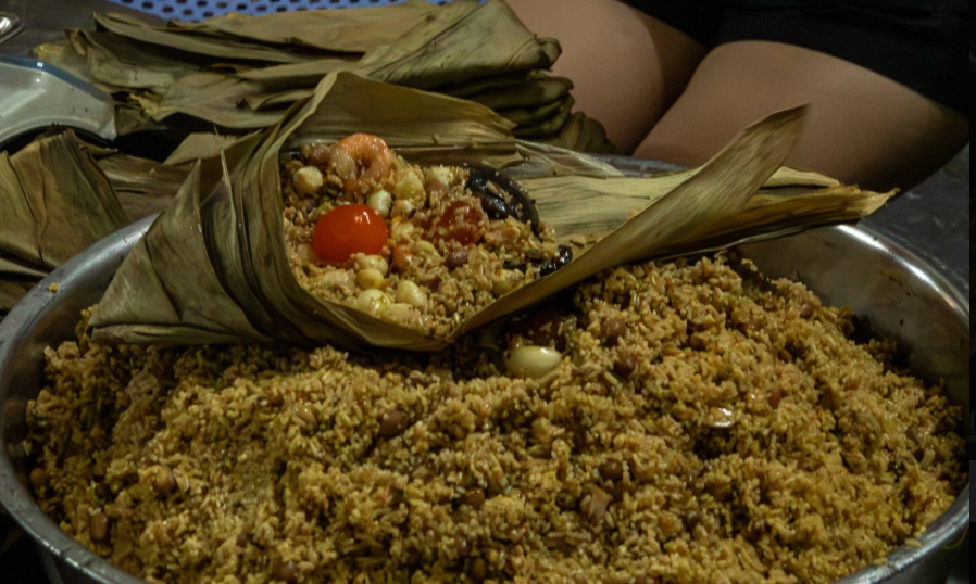 正在制作中的越南粽子