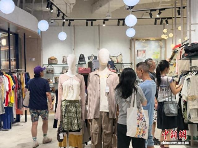 8月15日，在香港铜锣湾希慎广场的RAGTAG门店内，顾客正在挑选古着服饰。该门店开业约半个月，线下客流旺盛。周弈如 摄