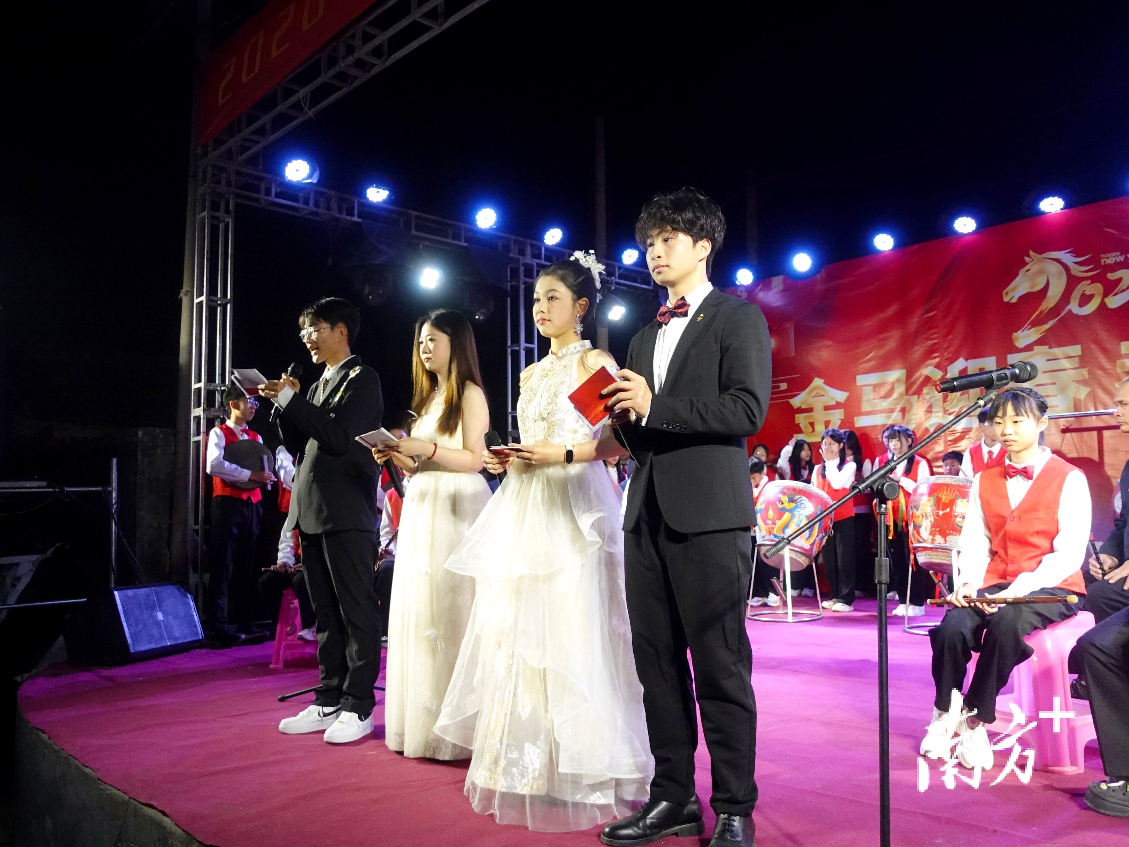 大学生们穿着西服礼裙上台主持。