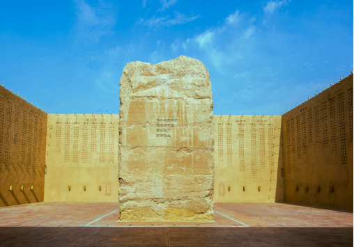 “只有河南·戏剧幻城”内写满河南18地市、1700多个县乡名字的夯土墙。