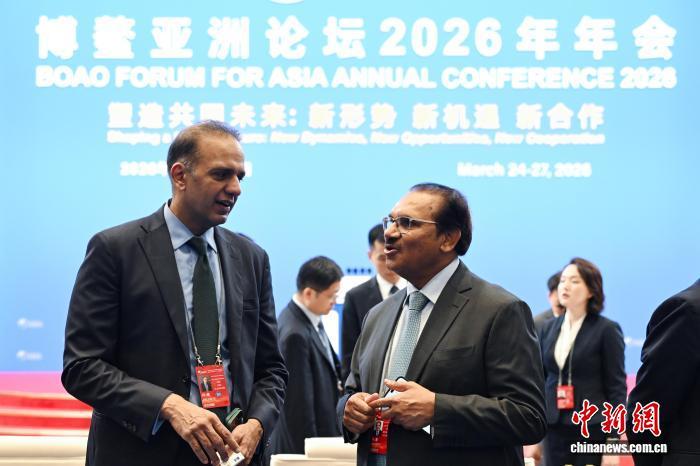 3月26日，博鳌亚洲论坛2026年年会全体大会在海南博鳌举行。图为与会嘉宾在会前交流。　中新社记者 田雨昊 摄