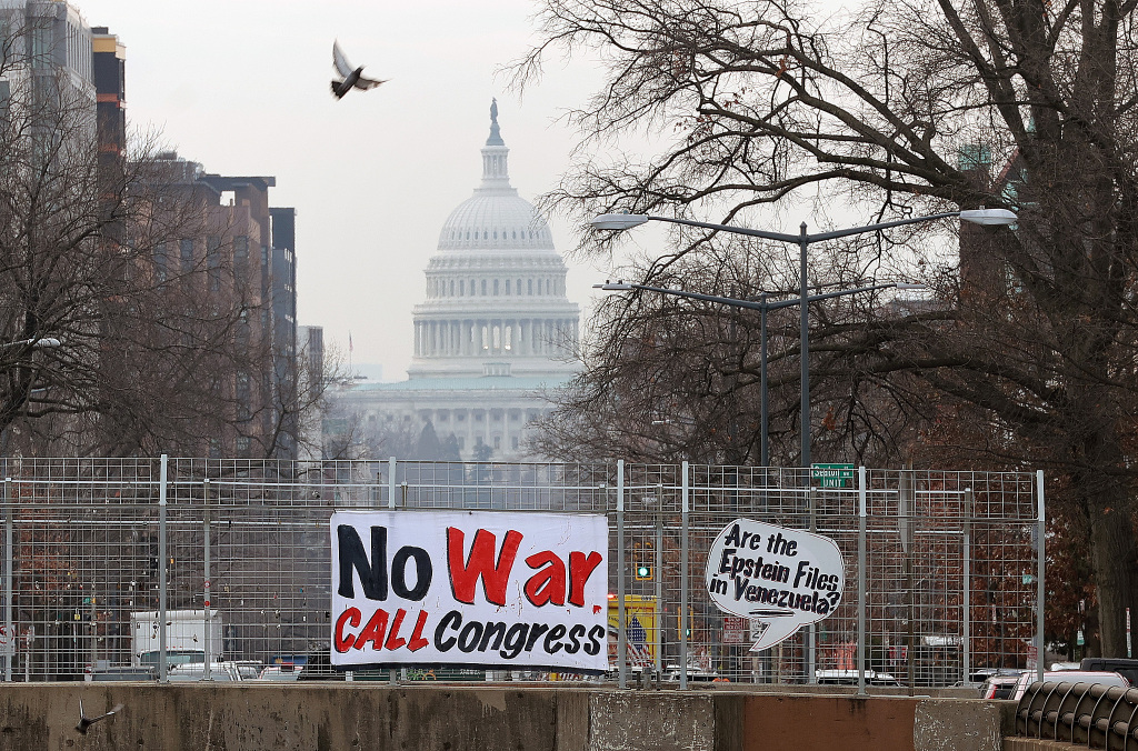 当地时间2026年1月6日,美国华盛顿特区,国会大厦附近北国会街高架桥上悬挂着反对美国军事干预委内瑞拉的标语。视觉中国 图